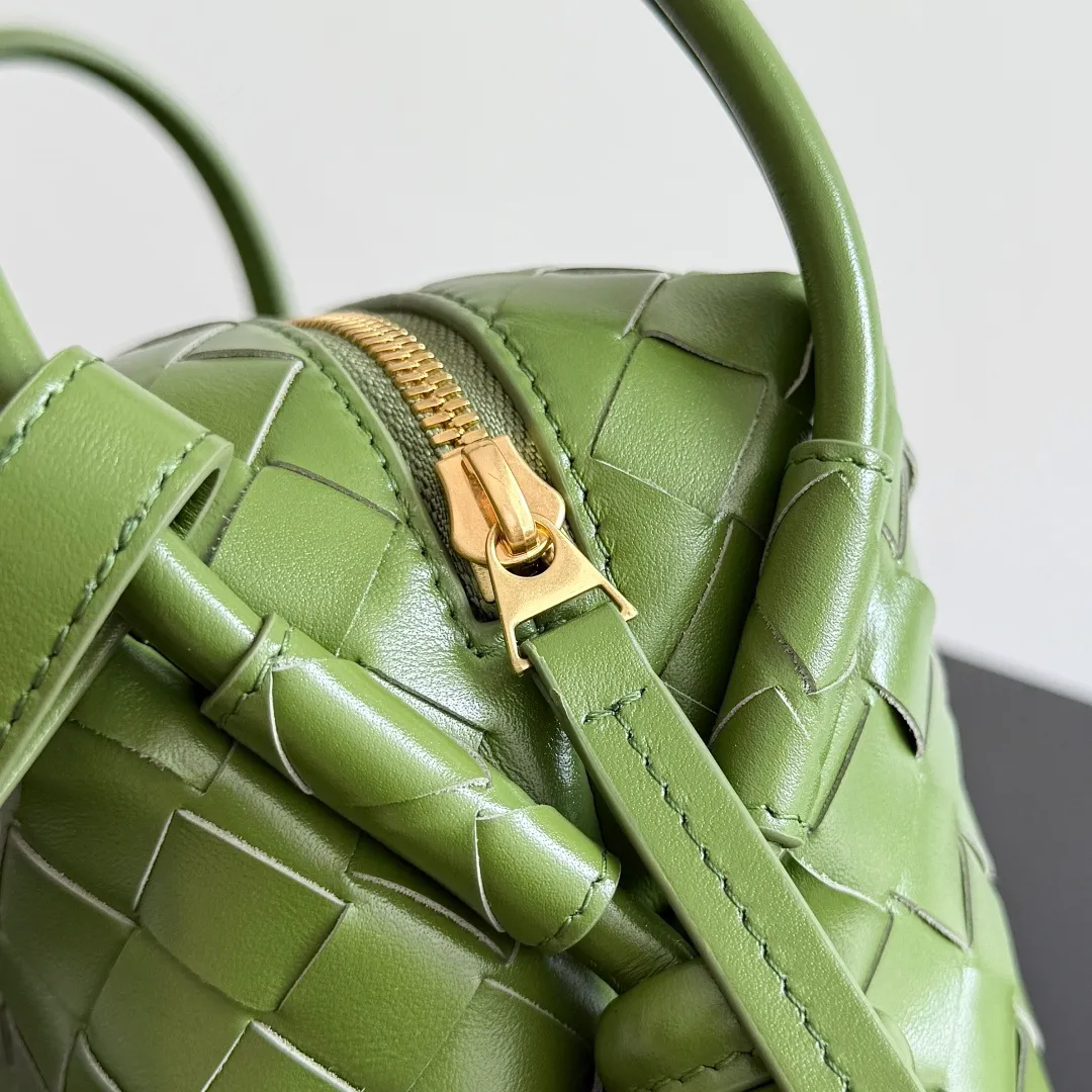 Batch 1360 BOTTEGA VENETA 2024 new loop is here! ! Many girls who like BV have owned the Loop bag. It has a simple appearance, classic weaving, and a compact and lightweight bag shape. This innovation continues the "camera bag" shape. Unlike the traditional Loop bag, which can only be worn as a crossbody bag, this innovation It can be carried by hand or cross-body, satisfying both the concave shape and daily needs. The oversized buckle can be folded and used as a handle. The sultry heat in summer ☀️ usually reduces people's desires. Having a lightweight bag will greatly enhance the happiness of traveling🫧 Style number: 796615 Size: 19*12*9cm